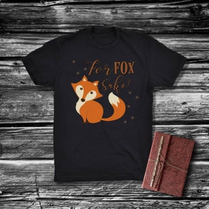 For Fox Sake ソフトスタイル グラフィック T シャツ、面白いキツネのシャツ、キツネの T シャツ、かわいいキツネのシャツ、彼女へのプレゼント、キツネの正体、森の生き物、クールなグラフィック