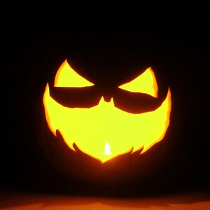 BATMAN: The Long Halloween Jack-O'-Lantern Prop (zucca di gommapiuma intagliata a mano)