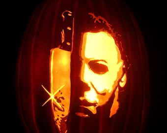 Może przedstawiać: Wyrzeźbiona dynia z świecącym wnętrzem, przedstawiająca portret postaci z nożem. Projekt jest w tematyce Halloween, z twarzą i nożem podświetlonymi na ciemnym tle. Dynia jest pomarańczowa i ma teksturowaną powierzchnię.