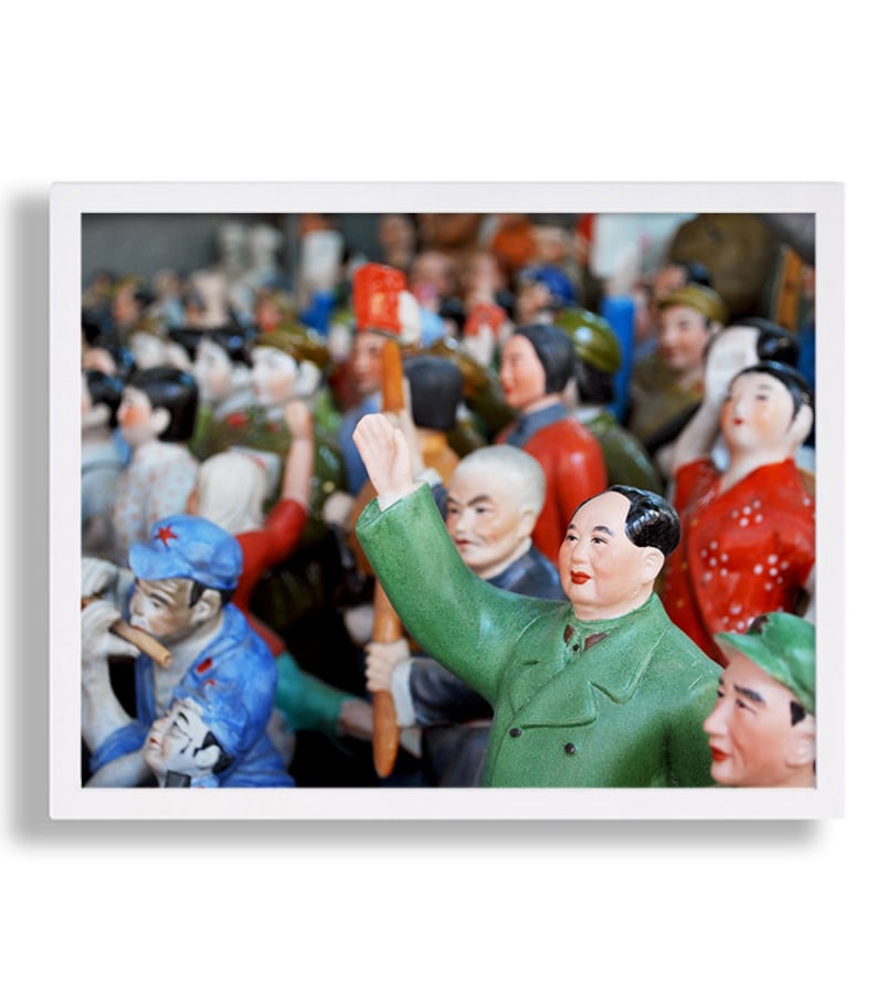 Puede incluir: Impresi&oacute;n enmarcada que presenta una multitud de peque&ntilde;as figuras coloridas. La figura central, con una chaqueta verde, levanta un brazo. Otras figuras visten ropa roja, azul y verde. El fondo est&aacute; borroso, lo que sugiere una gran reuni&oacute;n.
