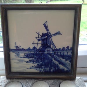 Azulejo o placa holandesa enmarcada en azul y blanco que representa un molino de viento
