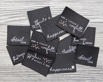 Set geweven labels van 100% polyester (rPET) "Happiness black and white" van Unikati - 10 innaaibare geweven labels, 9118