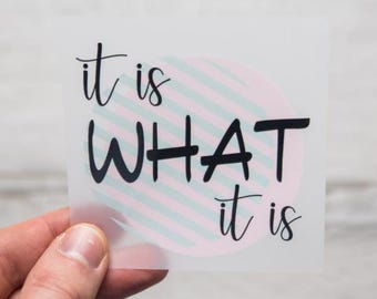 Strijkapplicatie "it is WHAT it is" van Unikati – Tasontwerp, DTF-transfer, om op te strijken, 9404
