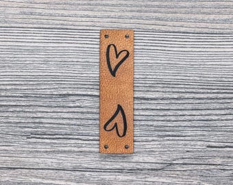 Etiquetas de piel sintética con motivo de corazón – etiquetas textiles veganas de piel sintética para coser en sombreros y prendas de vestir, 10 unidades, 8101