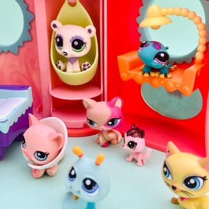 Littlest Pet Shop 2005 LPS Get Better Center With 10 Pets As Pictured