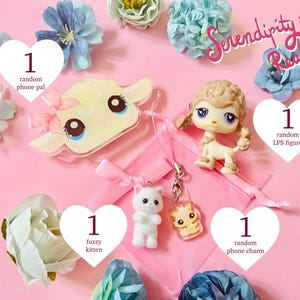 Coquette LPS Geschenktüte: 1 zufällige authentische Littlest Pet Shop Figur + 1 Handy-Kumpel + 1 Baby-Haustier-Handyanhänger + 1 Püppchen-Geschenk