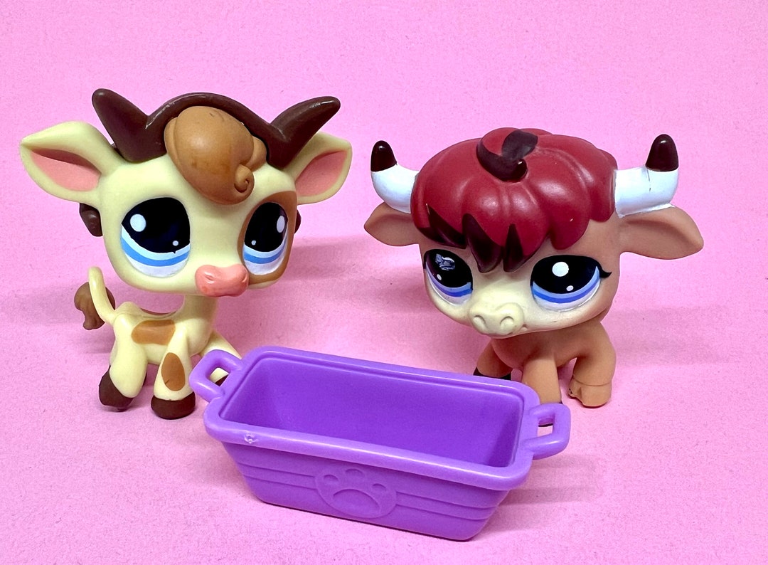 Littlest Pet Shop Authentic Farm Animals Bull 2522 and Cow / LPS