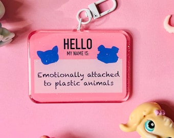 グリッターエポキシ「こんにちは！私の名前は：プラスチックの動物に感情的に執着しています」痛バッグ用キーホルダー LPS ファン / レトロノスタルジア