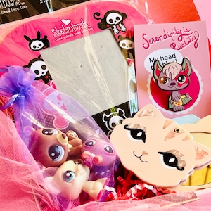 Coffret Halloween : cadre photo Skelanimals, miroir composite, épingle à pompon en émail + et sac de 3 figurines Littlest Pet Shop choisies au hasard/an2k