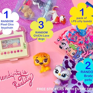 Y2K Trinkets Box: 1x Packung LPS Gummi Armbänder + 2x zufällige Bratz Pets Figuren + 3x ChiChi Love Dogs + 1x Pixel Chix Schlüsselanhänger / Nostalgie