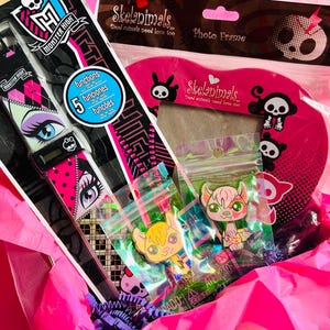 Emo y2k Geschenkbox: Skelanimals Bilderrahmen, Spiegel, 2x LPS Fledermaus Wackelkopf Emaille Pin und Monster High Digitaluhr / y2k