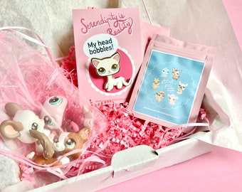 LPS Gift box: shorthair cat white bobble head enamel pin + blind bag phone charm and mystery bag of 3 random Littlest Pet Shop figures