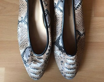 Ferrara Italian leather pumps shoes vintage 1980s, snake look leather small heels