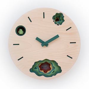 Moderne houten koekoeksklok, kleurrijk gelaagd muurdecor, artistiek ontwerp