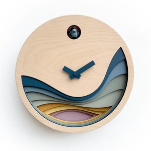K&ouml;nnte beinhalten: Eine Holzkuckucksuhr mit einem geschichteten Design aus blauen, gr&uuml;nen, gelben und rosa Wellen. Die Uhr hat einen traditionellen Kuckucksvogel und Zeiger.