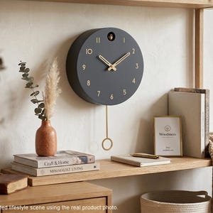 Minimalistische Kuckucksuhr - Moderne Holz Wanduhr, skandinavisches Wohndekor, Anthrazit mit Messing Details