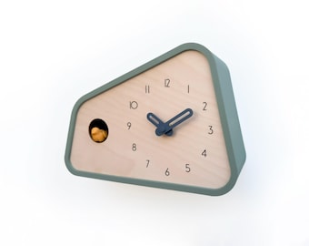 Reloj de cuco moderno - Verde apagado con pájaro ámbar y manecillas de cuerda