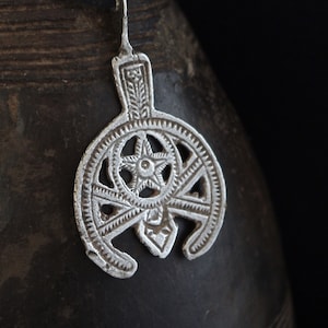 AMULET HILAL mały stary srebrny wisiorek berberyjski, Tunezja, Libia, odlew, cecha probiercza, Egipt, Siwa, etniczny, plemienny, salhat, hauafer, Siwa, boho
