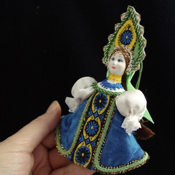 KOKOSHNIK *** Poupée folklorique vintage, faite à la main, robe et coiffe brodées, Europe de l'Est, Russie, Ukraine, Balkans, bleu, Deco