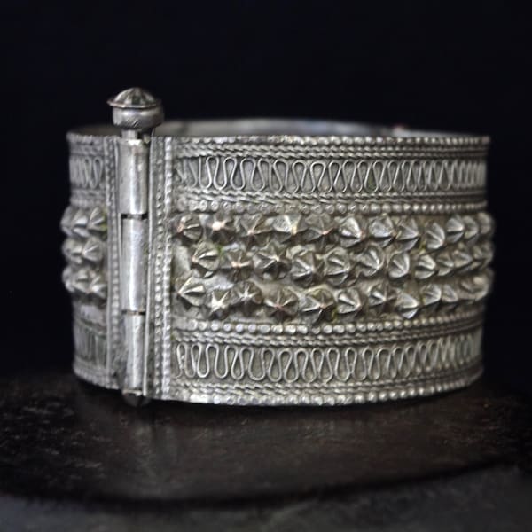 BEDOUIN BEAUTY Vintage ethnic silver cuff bracelet, Horn of Africa, Yemen, Ethiopia, rare tribal design, Rashaida, pin closure, small, boho