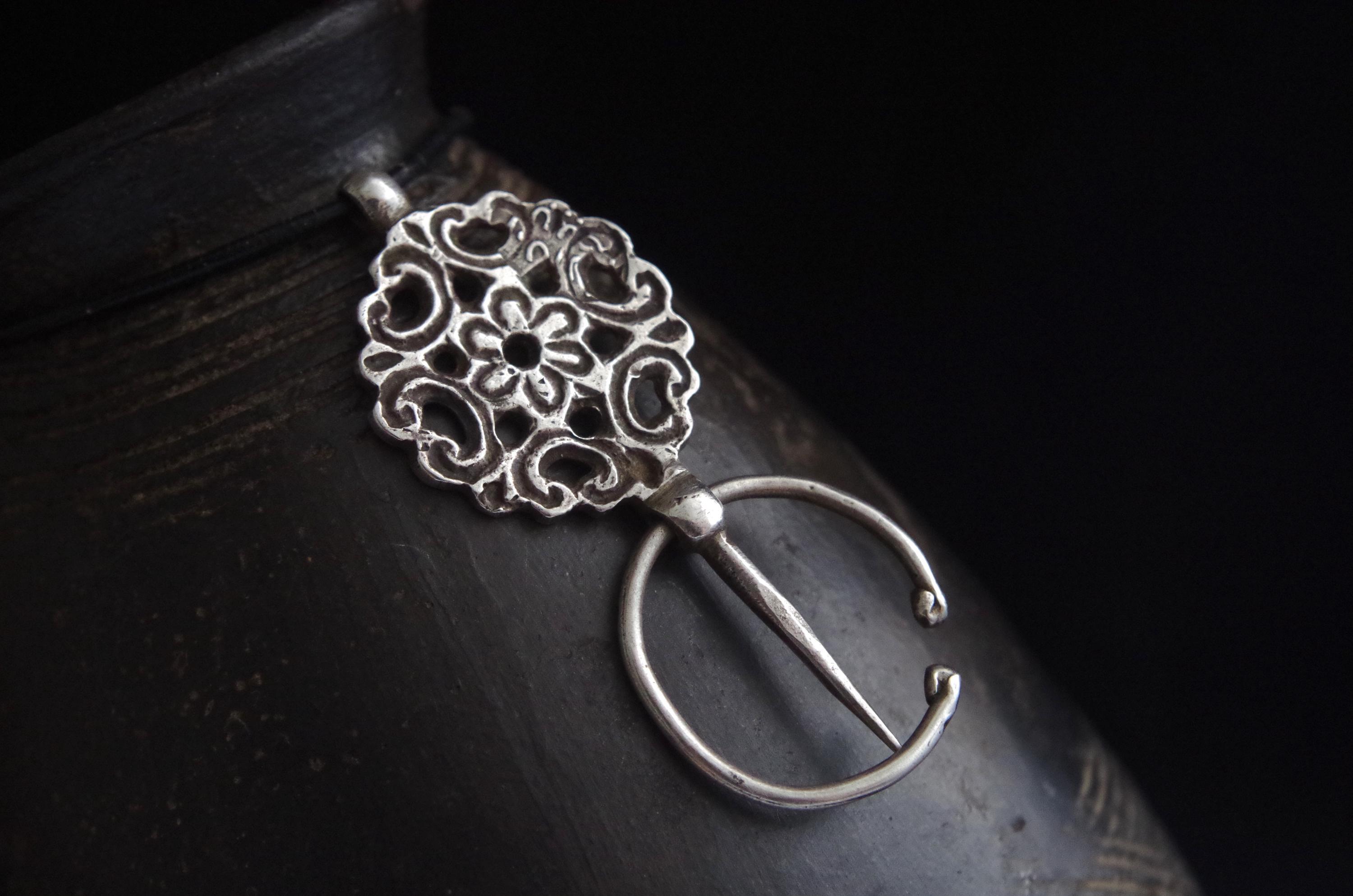Pendentif Ancien En Argent Massif Traditionnel Berbère - Antiquités Avec Véritables Décorations