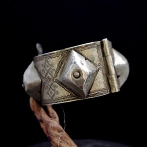 MYSTERY DESERT ARCHITECTURE Vintage ethnic tribal cuff bracelet, Africa, Algeria, Tuareg, Mali, Ghana, tribal art, boho, small size, rare
