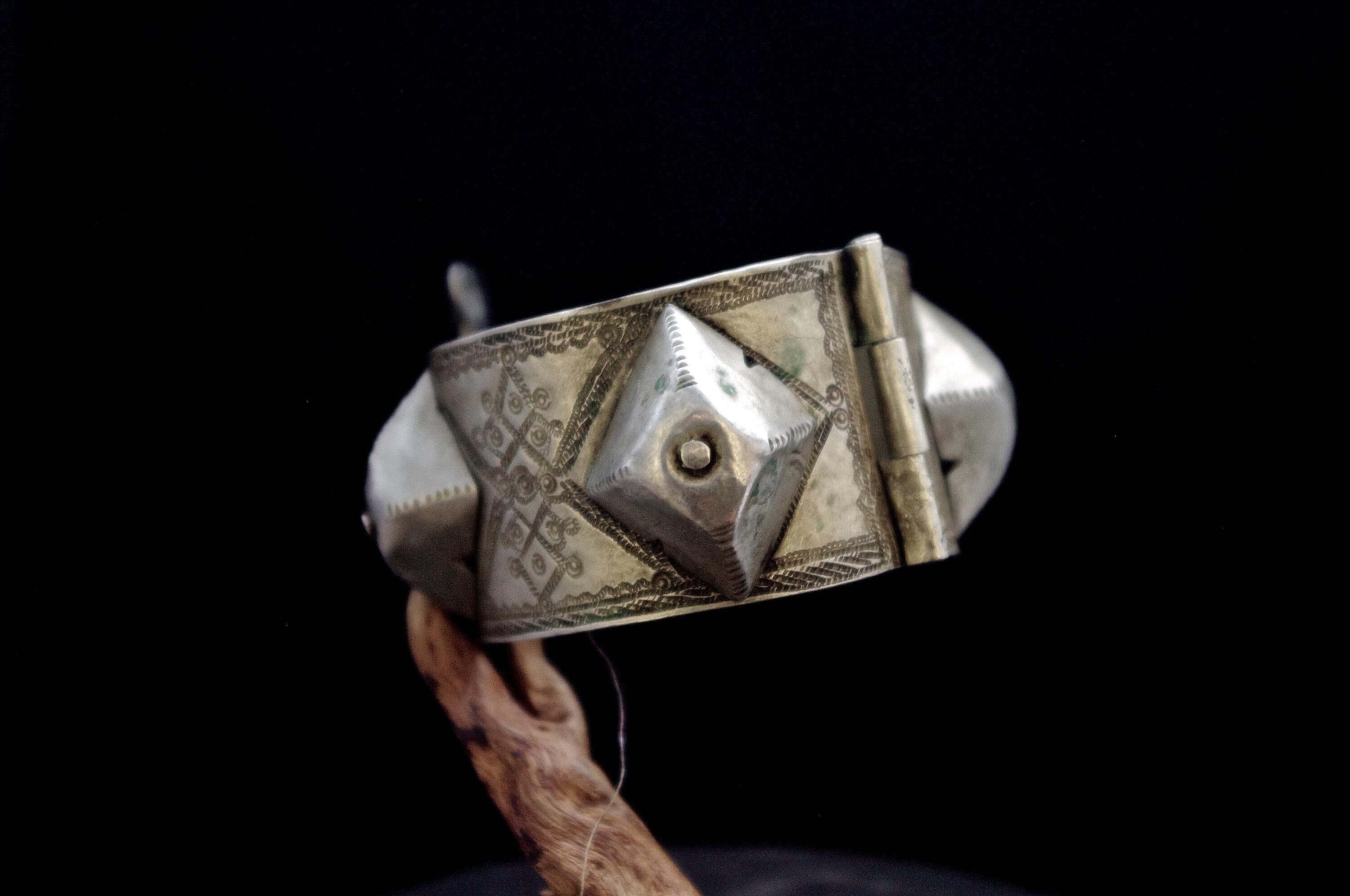 MYSTERY DESERT ARCHITECTURE Vintage ethnic tribal cuff bracelet, Africa, Algeria, Tuareg, Mali, Ghana, tribal art, boho, small size, rare