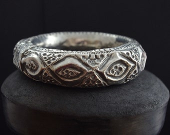 YOUR EYES ONLY Vintage high grade silver large Bedouin Arab Omani bracelet, upper arm bracelet, elbow bracelet, &quot;Zand&quot;, tribal jewellery