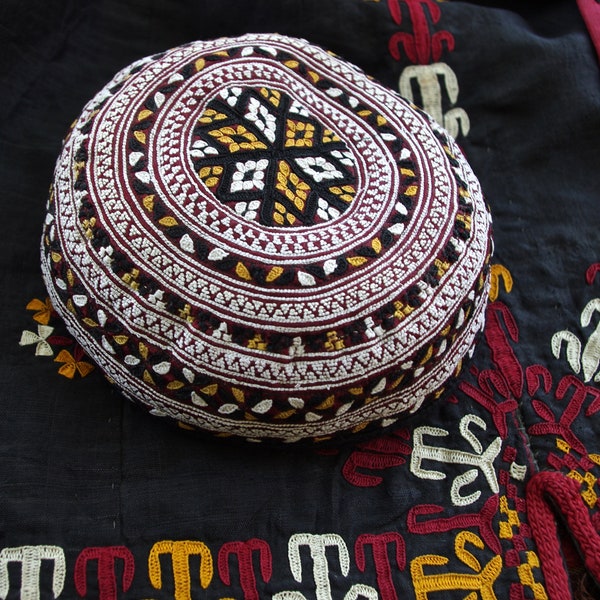 Casquette TURKMEN HEADDRESS, tahya, Turkménistan, Tekke, design graphique fort, belles couleurs, brodé à la main, petite taille, ethnique, kufi