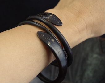 VICTORIAN SNAKE *** one beautiful carved horn bangle bracelet, inlaid eye, dark brown, handmade, Art Deco, Boho, serpent, only ONE available