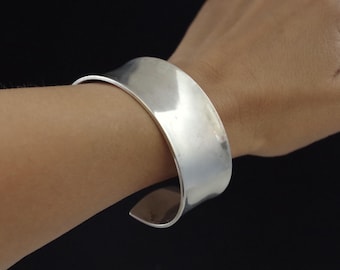 A CLASSIC *** Vintage modernist design ethnic style minimalist silver-plated cuff bracelet, Burma, Akha, Asia, Thailand, concave, unisex