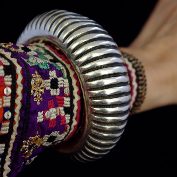 THINK BIG *** impressive, large, old, hollow, silver cuff bracelet, Pakistan, ethnic, tribal, Sindh, Gujarat, Asia, Boho, statement, patina