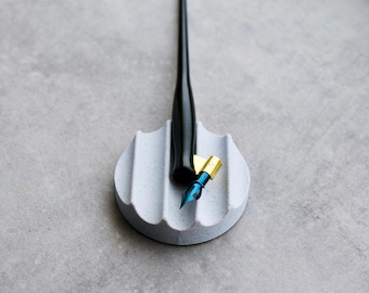 Hue Tani Pen Rest – Minimalist Pen Holder for Fountain Pens, Dip Pens & Calligraphy Tools – Stylish Desk Accessory