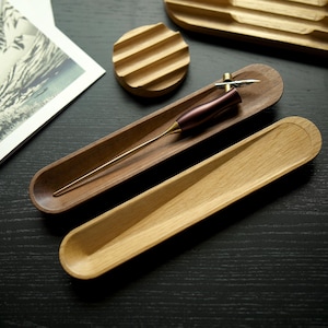 Wooden Pen Rest Oak – Minimalist Desk Accessory for Writers and Artists
