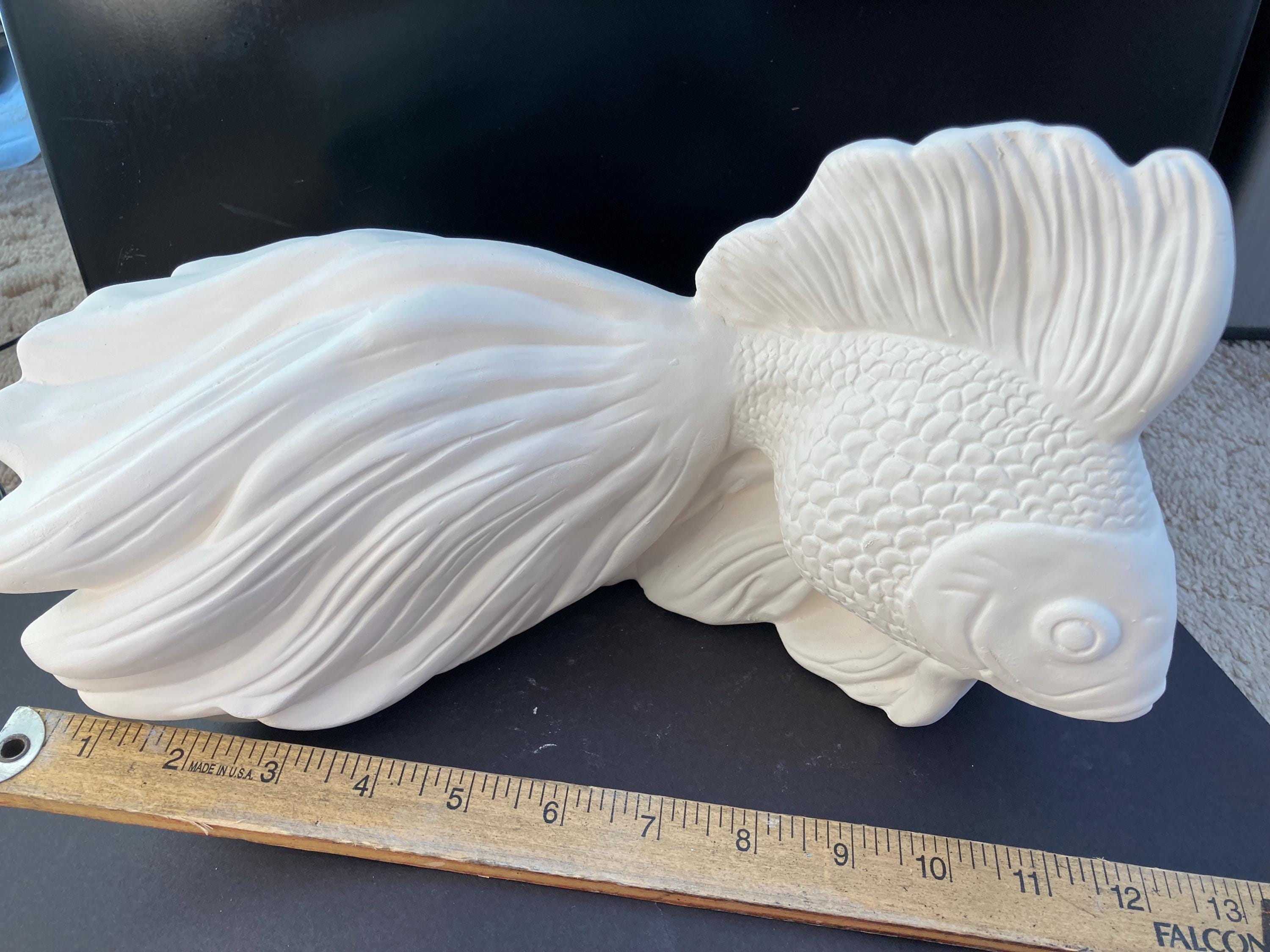 大きな鯉 / 金魚 12インチ x 6インチ 陶器素焼き 絵付け準備完了