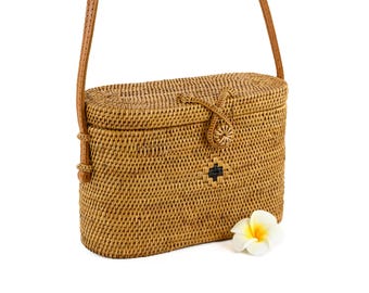 Small Oval Woven Rattan Crossbody Bag: Handmade Straw Purse with Lid, Summer Vacation & Cruise Accessory