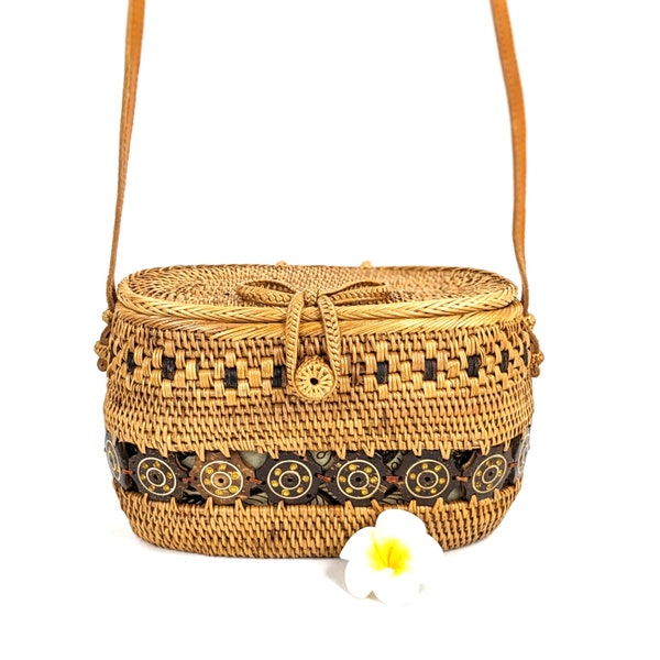 Woven Rattan Crossbody Basket Bag with Adjustable Strap, Vintage Straw Shoulder Bag with Coconut Buttons, Handmade Braided Wicker Satchel