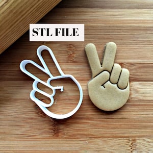 Download del file STL digitale per la creazione di stampini per biscotti a forma di mano della pace, disponibili in diverse dimensioni.