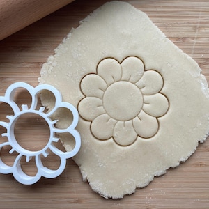 9 Petal Daisy/Flower Cookie Cutter in Multiple Sizes