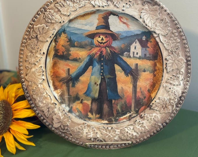 Scarecrow Pumpkin Fall Charger: Upcycled Thanksgiving Centerpiece