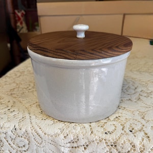White covered crock, Stoneware crock, Robinson, Ransbottom, Roseville low jar, USA, kitchen storage