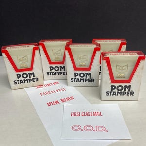 Set di 5 timbri vintage Sanford Pom – Contrassegno, Prima Classe, Pacco Postale, Consegna Speciale, Terza Classe – Inchiostro Rosso, NOS in Scatola
