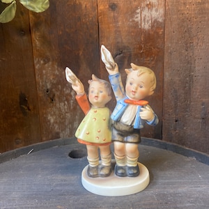 Figura de Hummel, saludando con la mano, años 50, Alemania
