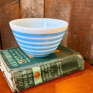 Ciotola da miscelazione vintage Pyrex 401 a righe blu arcobaleno da 1,5 pinte, vetreria da cucina retrò, ciotola impilabile Pyrex di metà secolo