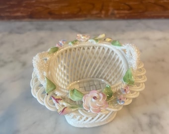 Antico piatto decorativo in porcellana vintage rosa con