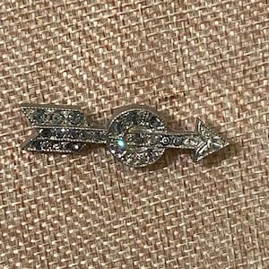 Vintage rhinestone pin/brooch, arrow