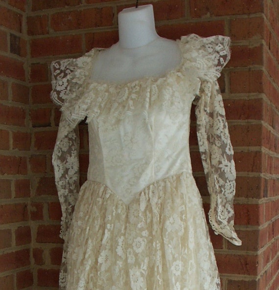 Wedding Dress Antique Lace Off White Size 2 - image 1