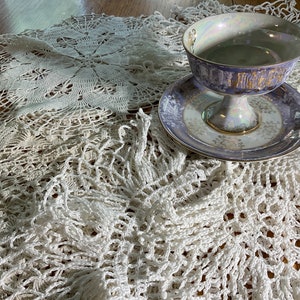 Vintage gehaakte kleedjes groter dan 8 inch witte en gebroken witte ronde kleedjes