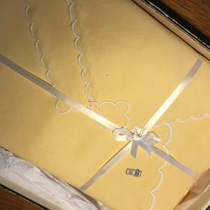 Tablecloth and Napkins Belgian Linen Vintage NEW Unused Yellow Ocre 70In Round w 6 Napkins