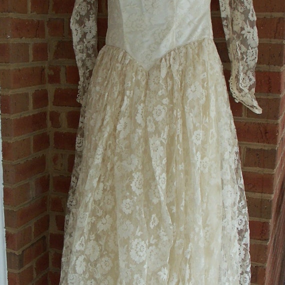 Wedding Dress Antique Lace Off White Size 2 - image 2